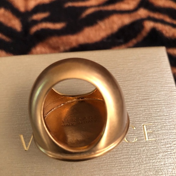 Versace Medusa ring. Gold plated. Size 8. - Picture 3 of 5